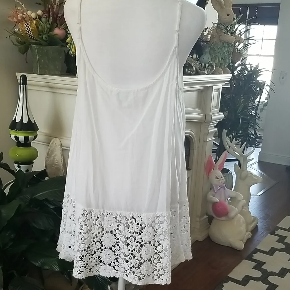 White Lace-Hem Sleeveless Women's Top - Picture 3 of 4